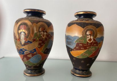 Paire de vases japonais décor de sages auréolés Pair of japanese vases decorated...