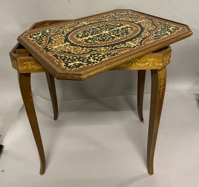 PETIT TABLE en bois de placage marqueté à décor de rinceaux dans le goût de la Renaissance...