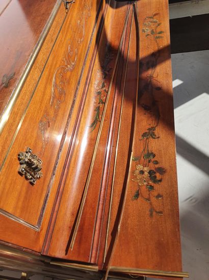 PIANO en bois naturel à décor peint de guirlande fleuri et filets doré reposant sur...
