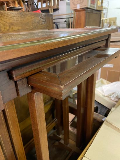 TROIS TABLE GIGOGNES en bois naturel, filets de métal et dessus de verre THREE GIGOGNES...
