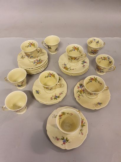Ensemble de 10 tasses et sous-tasses en porcelaine de Limoges à décor floral et filet...
