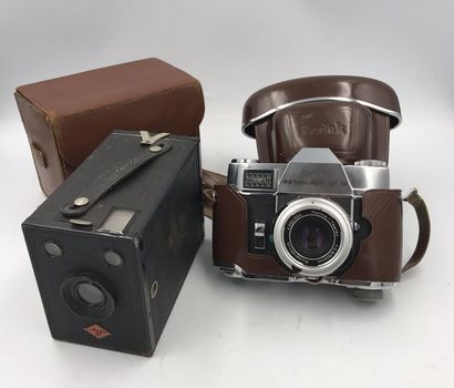 null Set of two cameras in their leather case:
- A KODAC Retina Reflex III 75597...