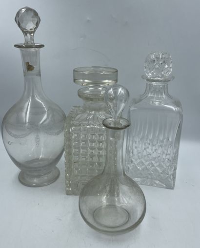 Carafes et cristal et verre Lot comprenant QUATRE CARAFES dont trois cristal moulé...