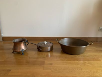 CUIVRES ET ETAINS Strong lot of copper and pewter: pots, tea and coffee sets, covered...