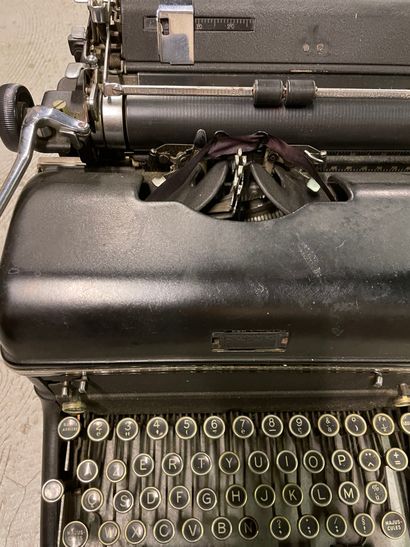 ROYAL , machine à écrire ROYAL

BLACK METAL WRITING MACHINE

American made

(wea...