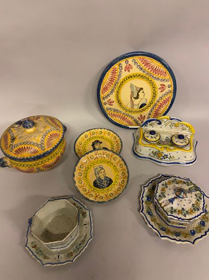 FAÏENCES DE QUIMPER Lot of Quimper earthenware: inkwell, cake dish, cups, covered...