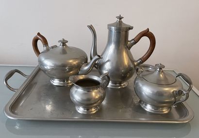 Service à thé et café en étain TEA AND COFFEE SET in pewter including: a teapot,...