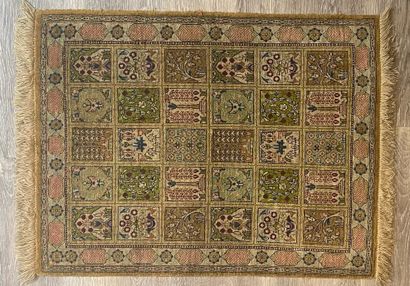 TAPIS Silk and wool carpets

56 x 72 cm