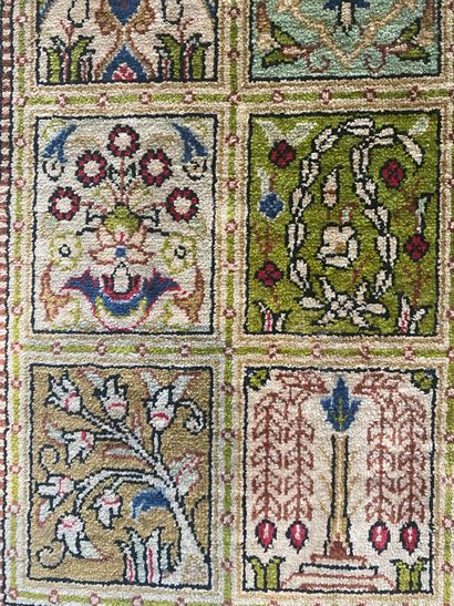 TAPIS Silk and wool carpets

56 x 72 cm