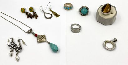 BIJOUX FANTAISIE Lot of costume jewelry: 4 rings with quartz, turquoise, signet ring;...