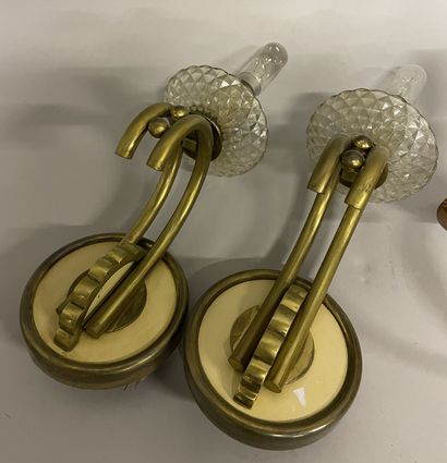 Lot comprenant : Lot including: 

- PAIR OF SMALL GOLDEN AND CREAM ENAMELLED METAL...