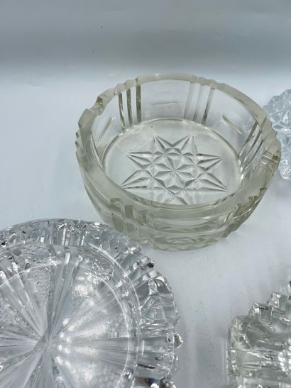 Sept cendriers en cristal ou verre Lot of SEVEN ASHTRAYS in glass or molded crystal,...
