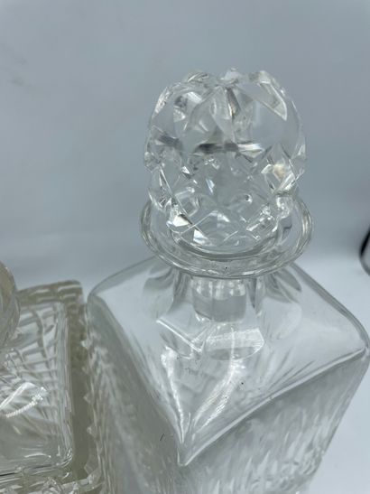 Carafes et cristal et verre Lot comprenant QUATRE CARAFES dont trois cristal moulé...