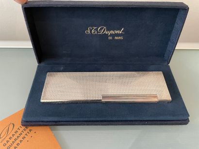 ST DUPONT ST DUPONT 

LONG BRIQUET in guilloche metal in a case

14 x 4 cm

(oxidation...