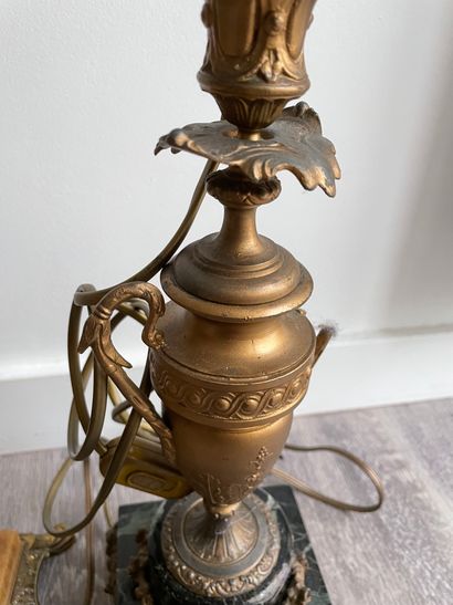 Lot de TROIS LAMPES Lot of THREE LAMPS: one in brass with a gadrooned body H: 32cm,...