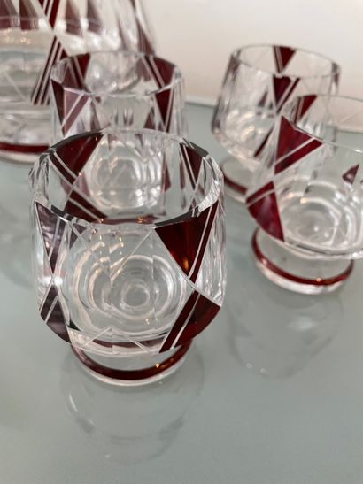 Verres et carafe en cristal Lot of SEVEN GLASSES and a CARAFESCALE in red and white...