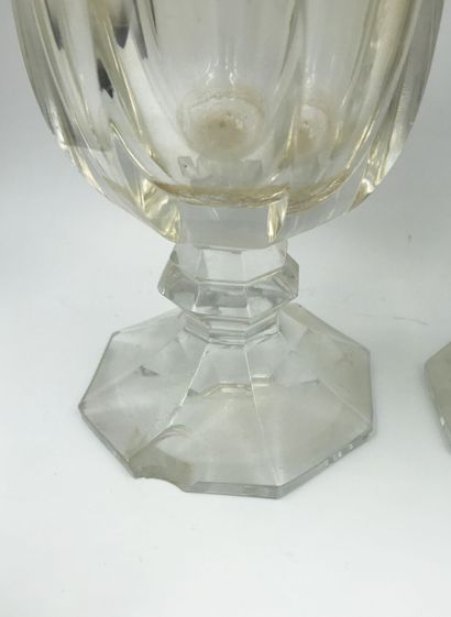 VERRERIE Lot in glass including : THREE VASES on a pedestal H: 23 cm -19 cm and 15...