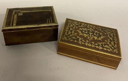 LOT COMPRENANT 
Lot including :
- Wooden veneer box, scale-like resin and metal with...