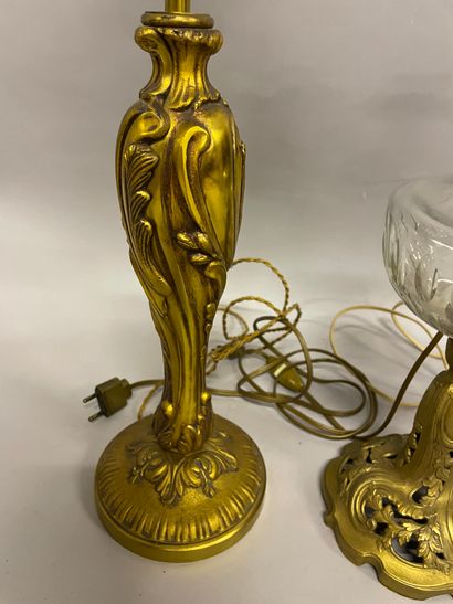 null Lot including : 
- Gilded metal PETROLEUM LAMP with openwork acanthus leaves...