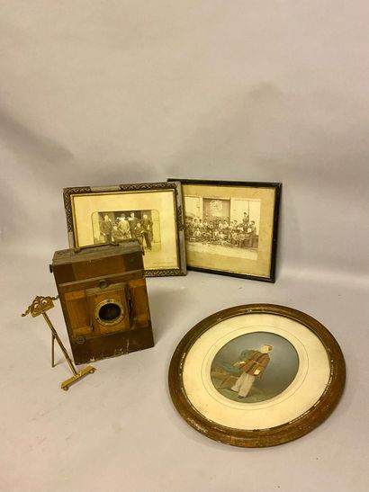 PHOTOGRAPHIES ANCIENNES Lot of old photographs, metal photo holder and camera in...