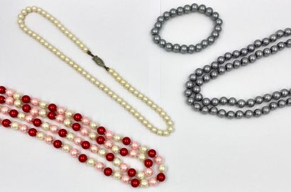 BIJOUX FANTIAISIE Lot de bijoux fantiaisie : deux sautoirs perles grises et bicolore...