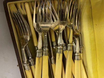 COUVERTS TEN FISH CUTLERY AND TWO FISH FOUCHETTES, horn handle and silver plated...