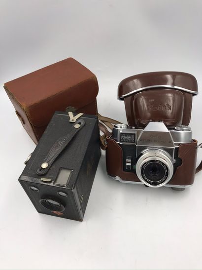 null Set of two cameras in their leather case:
- A KODAC Retina Reflex III 75597...