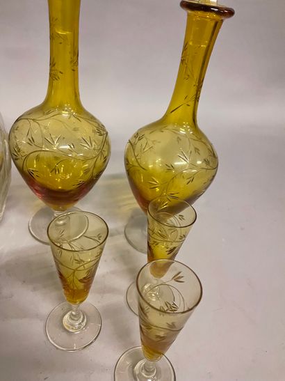 LOT Lot comprenant : 

- une carafe en cristal taillé et bouchon facetté rapporté...