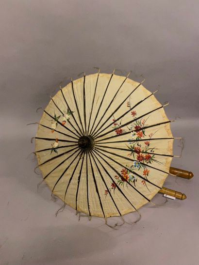 TROIS OMBRELLES Lot de trois ombrelles japonaises

Long : 66 cm et 52 cm

Pavillons...