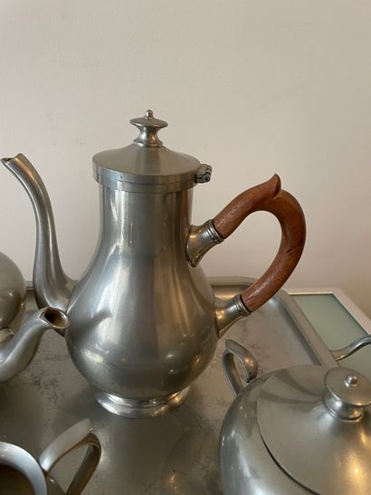 Service à thé et café en étain TEA AND COFFEE SET in pewter including: a teapot,...