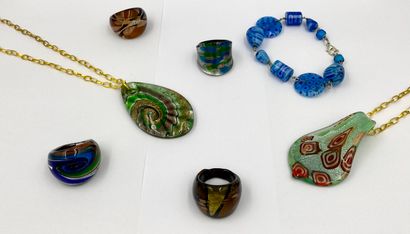 BIJOUX FANTAISIE Lot de bijoux fantaisie en verre de Murano : 2 colliers pendentifs;...