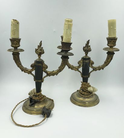 PAIRE DE BOUGEOIRS PAIR OF CANDLES in gilded metal and bronze with tapered fluted...