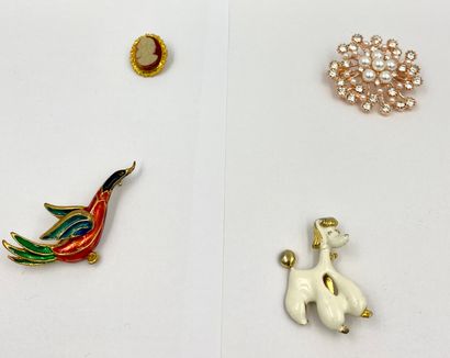 4 BROCHES FANTAISISTES Lot of 4 fancy brooches: one featuring a poodle enamelled...