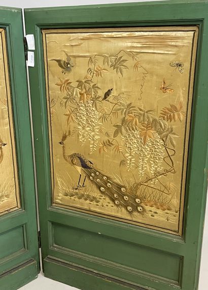 PARAVENT TWO LEAF SCREEN with embroidered decoration on silk of peacock, butterflies...