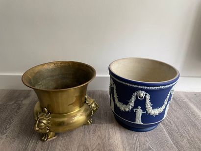 Lot comprenant Lot including TWO HIDDEN POTS: one in brass resting on feet with stylized...