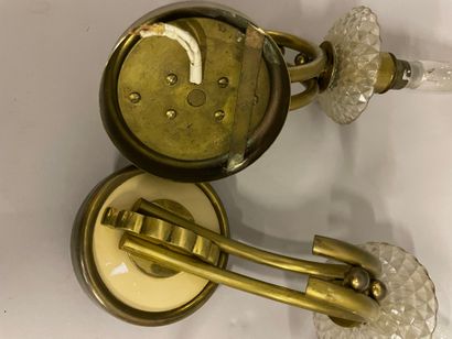Lot comprenant : Lot including: 

- PAIR OF SMALL GOLDEN AND CREAM ENAMELLED METAL...
