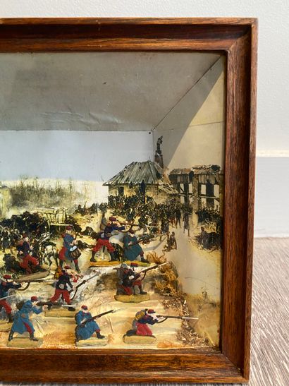 DIORAMA SMALL DIORAMA decorated with a battle scene. 

The background in off-set...