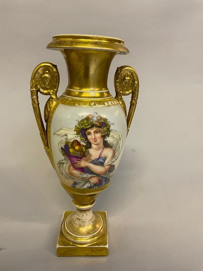 VASE forme étrusque VASE Etruscan form in polychrome and gilded porcelain decorated...
