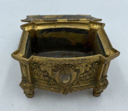 PETITE BOITE 
SMALL BOX in bronze and gilt metal decorated with cartouche, flowery...
