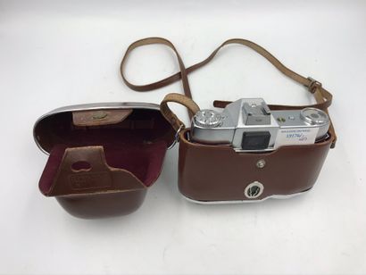 null Set of two cameras in their leather case:
- A KODAC Retina Reflex III 75597...