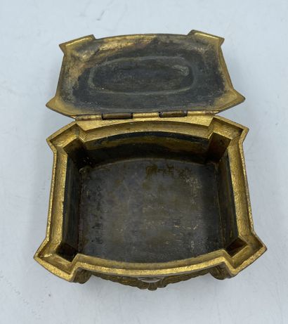 PETITE BOITE 
PETITE BOITE en bronze et métal doré à décor de cartouche, guirlande...