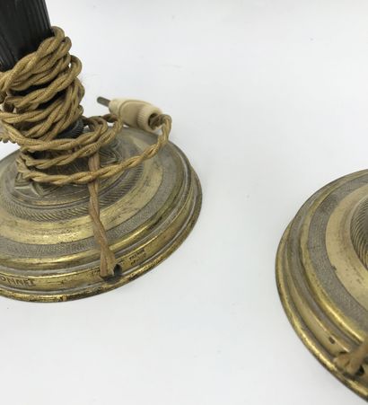PAIRE DE BOUGEOIRS PAIR OF CANDLES in gilded metal and bronze with tapered fluted...