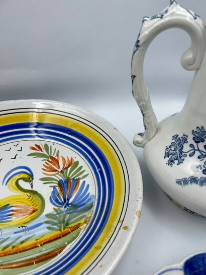 CERAMIQUE Lot including: 

-Two plates godronnée in porcelain with dcéor says Imari...