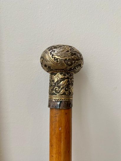 CANNE Natural wood cane and silver pommel probably foreign.

Engraved "DIEN SUCCESSORS...