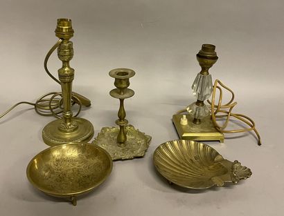 LOT 
Lot including : 
- CANDLE in brass and gilt bronze, the shaft with cut sides...