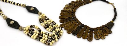 DEUX COLLIERS Lot de deux colliers ethniques avec perles en os et perles noires