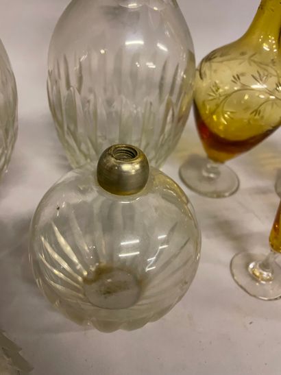 LOT Lot including: 

- a carafe in cut crystal and faceted stopper in glass 

- crystal...