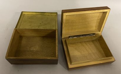 LOT COMPRENANT 
Lot including :
- Wooden veneer box, scale-like resin and metal with...
