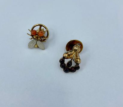 Deux petites pin's ou broches Two small pins or brooches a fly pattern in 14K gold...