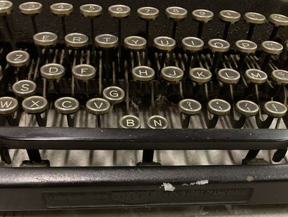 ROYAL , machine à écrire ROYAL

BLACK METAL WRITING MACHINE

American made

(wea...